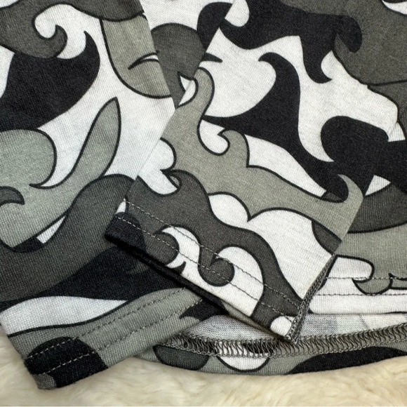 Hot Chillys Long Sleeved Thermal Base Layer Black and Gray Camouflage Sz Small - Picture 2 of 16